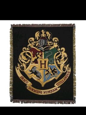 Universal Studios Wizarding World of Harry Potter Hogwarts Throw New with Tags